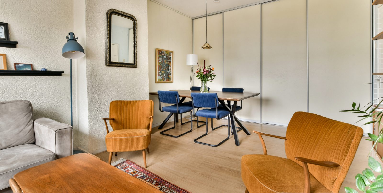 Assistante virtuelle Airbnb : déléguer la gestion de tes logements Salon lumineux d'un logement Airbnb géré avec une assistante virtuelle Airbnb