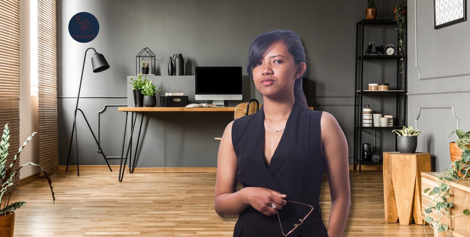 Nambi, assistante virtuelle pour entrepreneur, dans un bureau avec ordinateur