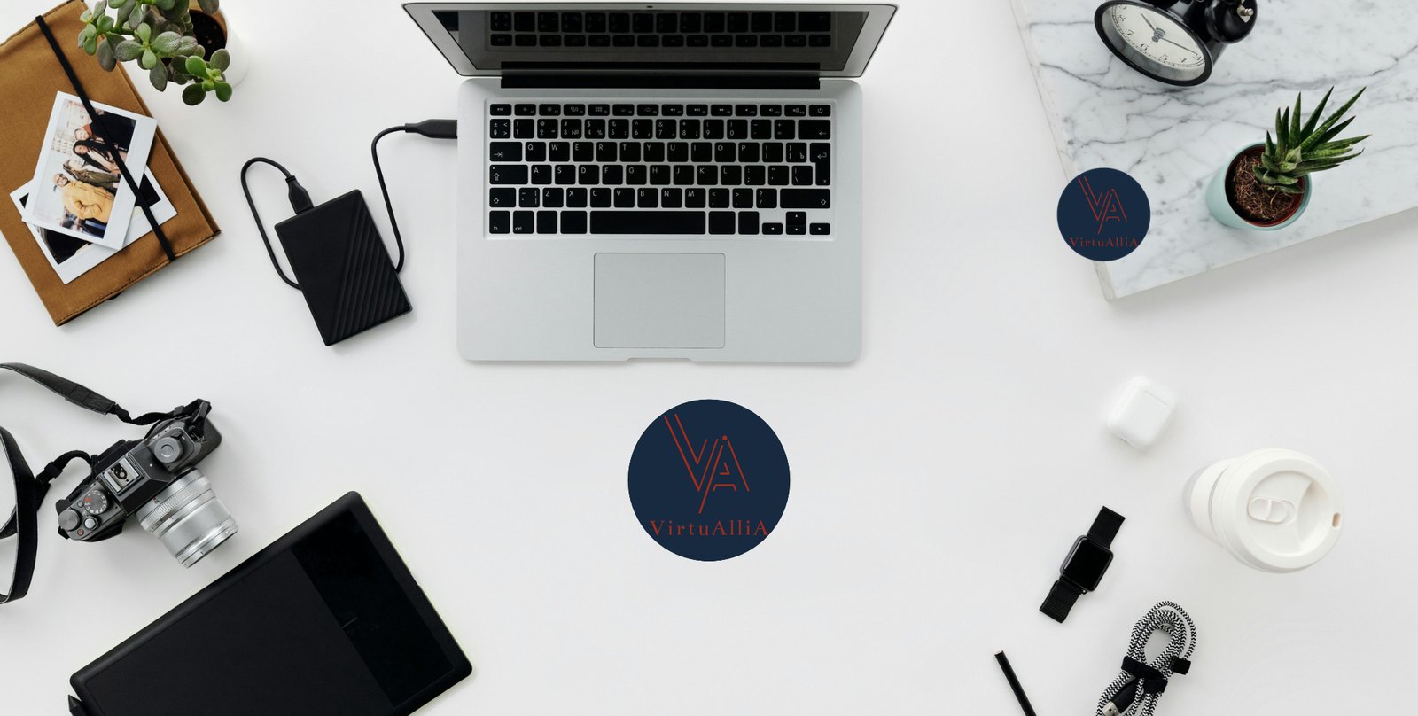Bureau d'entrepreneur avec ordinateur portable et logo VirtuAllia, pour recruter une assistante administrative virtuelle
